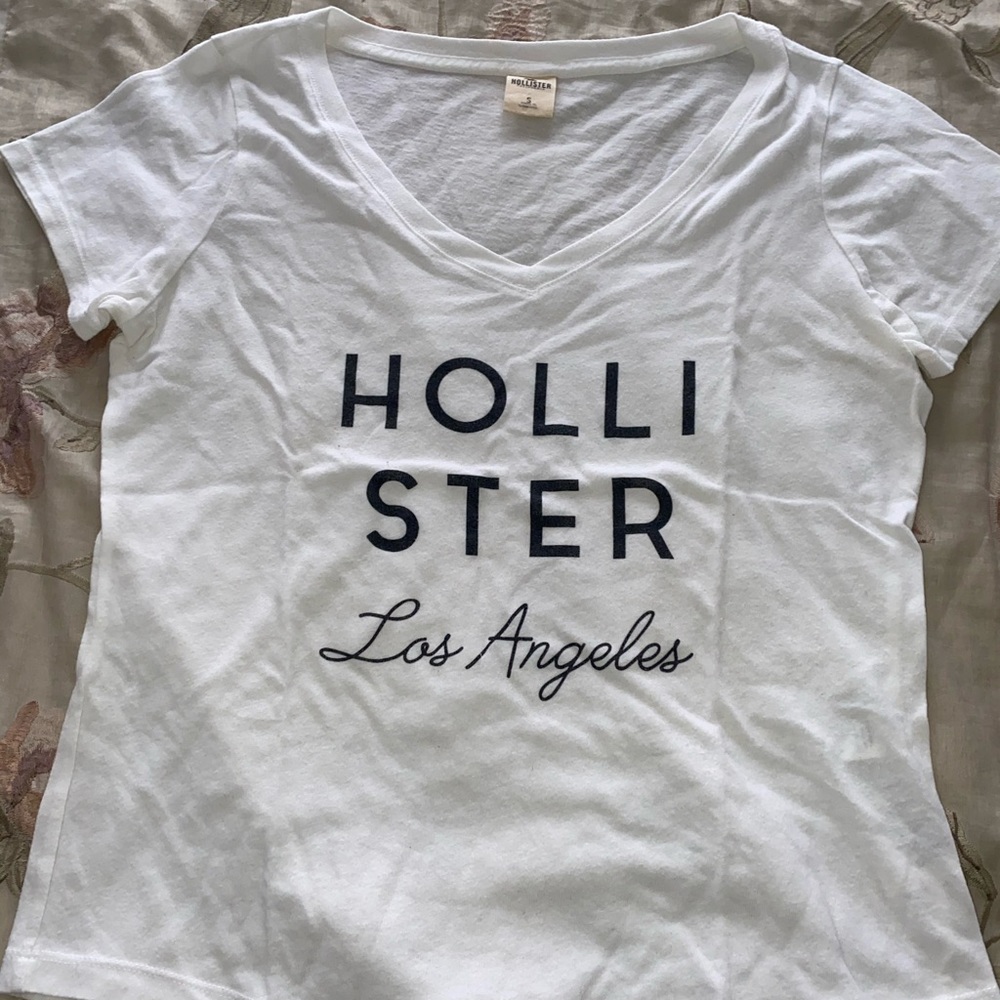 Cute basic Hollister top